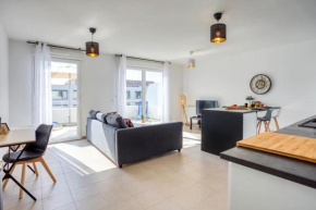 L17 Arenas Suite 3 balconies 5mins to the Sea